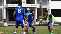 Persib saat latihan di Lapangan Sesko AD, Jalan Gatot Subroto, Bandung, Selasa (31/10/2017) jelang menghadapi Persija. (Bola.com/Erwin Snaz)