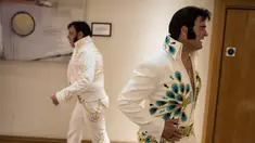 Kontestan bersiap mengikuti Kejuaraan Elvis Eropa di Hilton Metropole Hotel di Birmingham, Inggris (5/1). Kompetisi mirip penyanyi legendaris Elvis Presley ini digelar setiap tahunnya. (AFP Photo/Oli Scarff)