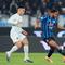 Pemain Inter Milan, Lautaro Martinez (kiri), berebut bola dengan pemain Atalanta, Isak Hien, pada laga Liga Italia antara Atalanta vs Inter di Bergamo, Italia, Minggu, 28 Desember 2025. (Spada/LaPresse via AP)