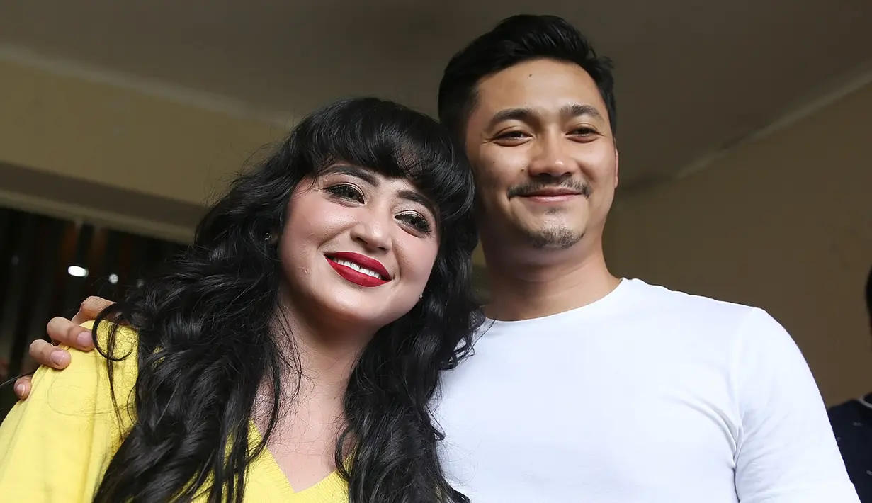 Dewi Perssik dan Angga Wijaya dikabarkan telah resmi menikah. Kabar itu terungkap dari KUA Sumbersari, Jember, Jawa Timur. Namun, hingga kini artis dan manajernya itu masih enggan menjawab terkait pernikahannya. (Bambang E. Ros/Bintang.com)