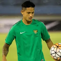 Penyerang timnas Indonesia, Irfan Bachdim, tampak santai berlatih ringan jelang ujicoba melawan Malaysia. (Bola.com/Vitalis Yogi Trisna)