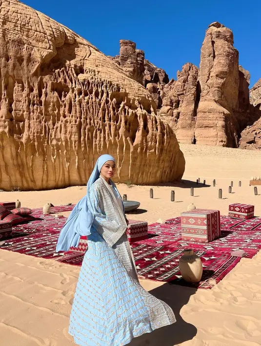 Ia kenakan gamis putih polos dibalut long outer biru dengan detail bordir silver yang elegan [@titi_kamall]