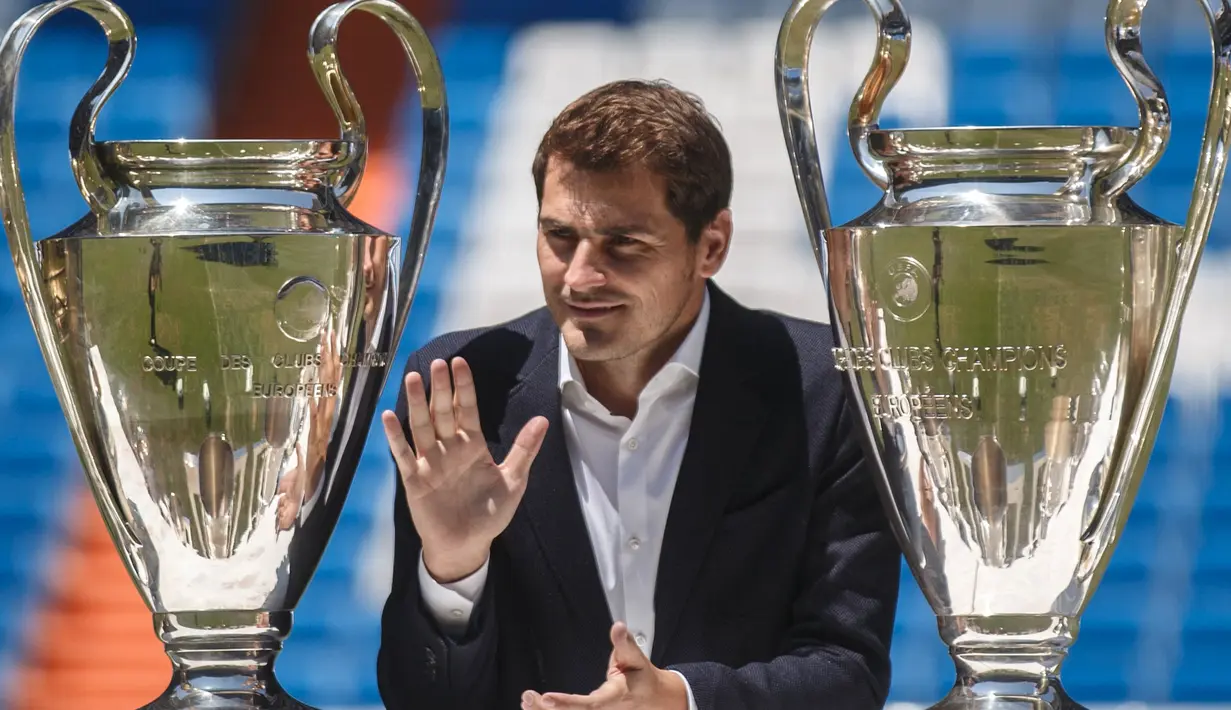 Iker Casillas melambaikan tangannya kepada suporter Real Madrid saat upacara perpisahannya di Stadion Santiago Bernabeu, Spanyol, Senin (13/7/2015). Real Madrid akhirnya menggelar seremoni kepergian pemain berjuluk Saint Iker itu. (REUTERS/Andrea Comas) 