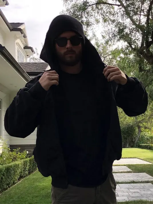 "Scott sendiri diminta untuk berbuat baik di pesta dan tak memancing keributan dengan Younes, dan dia melakukannya dengan baik," ujar seorang sumber. (instagram/letthelordbewithyou)