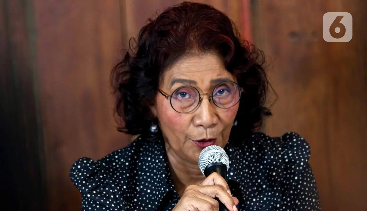 Pemilik Susi Air Susi Pudjiastuti menyampaikan keterangan terkait pembakaran pesawat dan penyanderaan Pilot Capt Philip Mark Mehrtens di Jakarta, Rabu (1/3/2023). Susi Pudjiastuti meminta maaf atas kejadian pembakaran dan penyanderaan pilot Susi Air yang berdampak kepada terhentinya 40 persen operasional penerbangan di Papua dan berharap kelompok penyanderaan bisa membebaskan pilot tersebut. (Liputan6.com/Herman Zakharia)