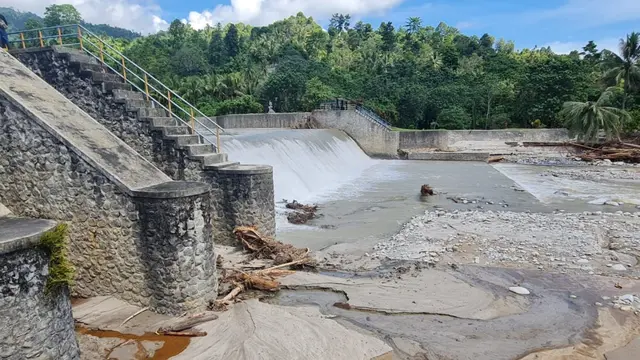 Penanganan banjir bandang yang menerjang Desa Torue, Kabupaten Parigi Moutong, Sulawesi Tengah.