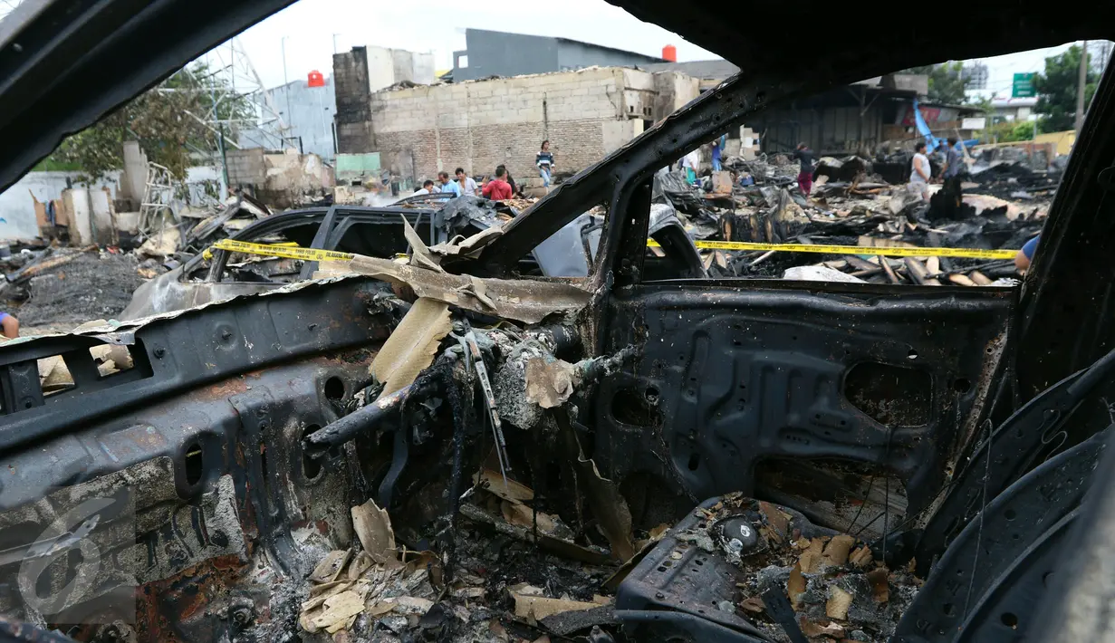 Sejumlah warga sedang mencari sisa puing yang masih bisa digunakan dari kebakaran yang menghanguskan lapak kayu di kawasan Rawa Buaya, Jakarta Barat, Rabu (4/1). Sebanyak 15 lapak kayu dan 6 mobil hangus terbakar. (Liputan6.com/Angga Yuniar)