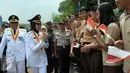 Wali Kota Tangerang Selatan terpilih Airin Rachmi Diany didampingi Wakil Wali Kota Benyamin Davnie disambut warga saat tiba di lokasi untuk meresmikan Jembatan Ciater Kota Tangsel Rabu (20/4). (Liputan6.com/Helmi Afandi)