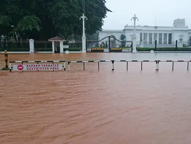 Penampakan Istana Negara yang terkepung banjir akibat hujan yang mengguyur sejak malam, Jakarta, Senin (9/2/2015).(Antara Foto/Fanny Octavianus)