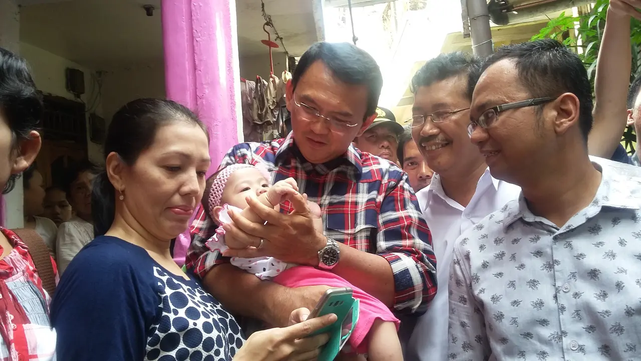 Ahok menimang bayi di Pejaten