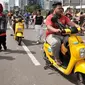 Warga mengendarai sepeda listrik Migo e-Bike berkeliling saat Car Free Day di kawasan Bundaran HI, Jakarta, Minggu (30/12). Sepeda listrik ini memiliki 90 stasiun dan sudah tersedia sebanyak 500 unit. (Merdeka.com/Iqbal S. Nugroho)