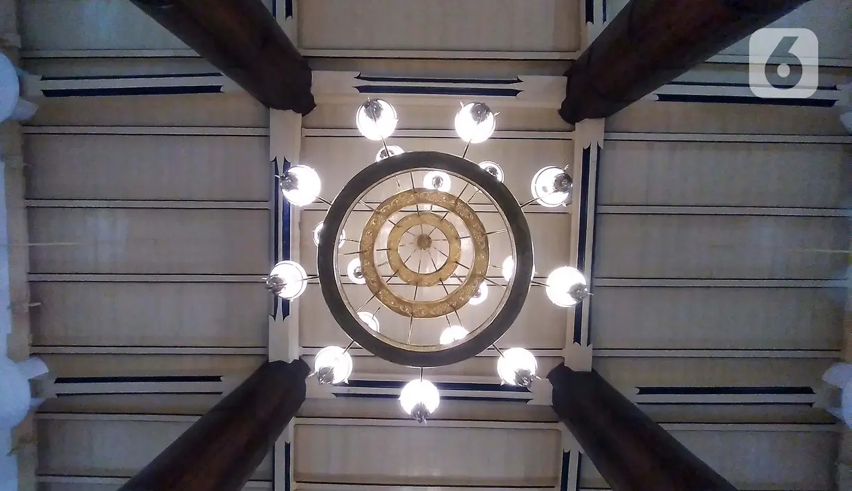 Arsitektur Masjid Agung Demak di Bintoro, Demak, Jawa Tengah, pada akhir Maret 2022. Atap masjid berbentuk limas yang bersusun tiga merupakan gambaran akidah Islam yakni Iman, Islam, dan Ihsan. (merdeka.com/Iqbal S. Nugroho)