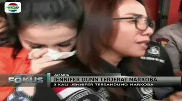 Berbeda dengan sebelumnya, usai jalani tes urin dan rambut, Jennifer Dunn tampak malu-malu bersikap di hadapan media.