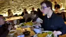 Seorang pelayan dengan down syndrome mengantarkan pesanan kepada pengunjung restoran "Le Reflet" di Nantes, Prancis Barat, 9 Februari 2017. Lelievre (26), mempekerjakan sejumlah karyawan yang memiliki down syndrome di restorannya. (LOIC VENANCE/AFP)