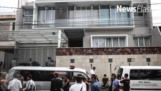 Penyelidik Polda Metro Jaya masih melakukan olah tempat kejadian perkara (TKP) dugaan perampokan sadis di Pulomas Utara, Kayuputih, Pulogadung, Jakarta Timur. 