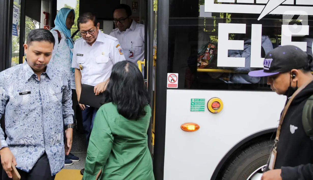 Gubernur Daerah Khusus Jakarta, Pramono Anung saat turun dari bus Transjakarta di kawasan Matraman, Jakarta, Rabu (30/4/2025). (Liputan6.com/Herman Zakharia)