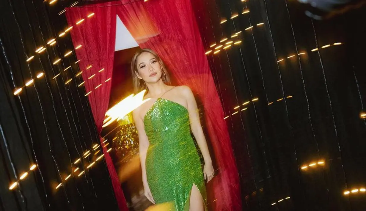 BCL juga kembali tampil dengan slit dress, kali ini model halter neck hijau yang berkilau. [@bclsinclair]