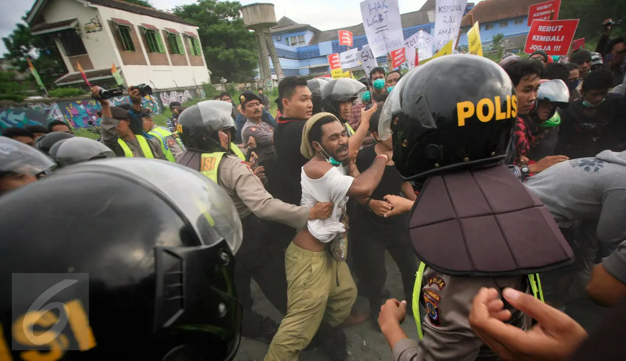 Sejumlah pengunjuk rasa dari Solidaritas Perjuangan Demokrasi terlibat bentrok dengan aparat kepolisian di Yogyakarta, (23/2). Aksi di halau aparat untuk mengan tisipasi terjadinya konflik antara  ormas yang pro LGBT dan anti LGBT. (Boy Harjanto)