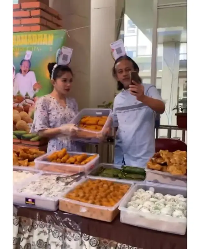 Biar jadi istri artis, Karina Ranau tak malu jualan takjil, omzetnya per hari puluhan juta rupiah