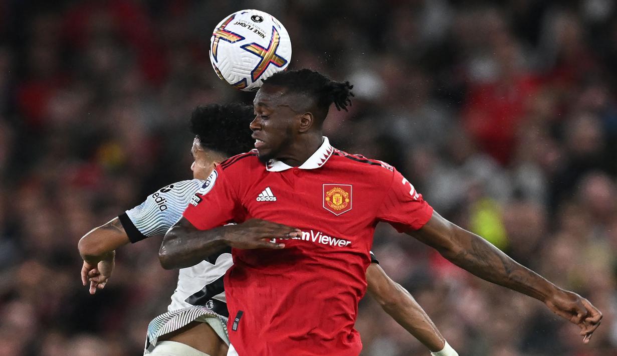 Aaron Wan-Bissaka pernah menjadi bek sayap andalan di skuat Manchester United. Namun, penampilan Diogo Dalot yang impresif membuatnya tersingkir dari formula Erik ten Hag. Musim ini, ia baru tampil sebanyak satu kali di Liga Inggris. (AFP/Paul Ellis)