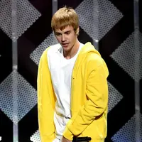 Pemandangan Justin Bieber menyapa penggemarnya saat di pantai memang cukup mengejutkan dan terbilang jarang. Pasalnya, seperti diketahui Justin adalah sosok idola yang gemar bersikap kasar terhadap fans. (AFP/Bintang.com)