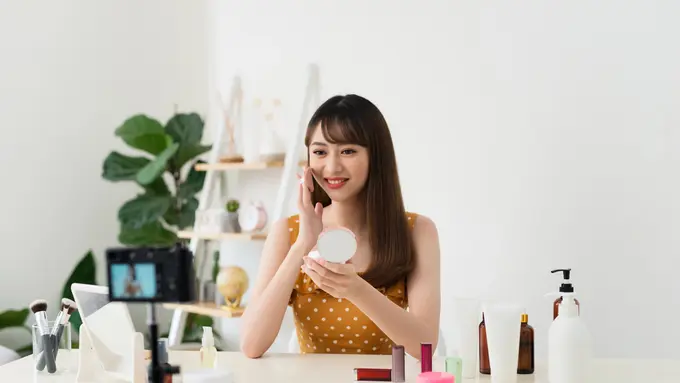 Biar Nggak Jadi Dempul, Ini 7 Cara Pakai Cushion agar Hasilnya Natural dan Flawless