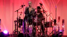 Penyanyi Gwen Stefani mengisi acara pada saat presiden Obama mengundang perdana meteri Matteo Renzi dalam jamuan makan malam kenegaraan di Gedung Putih, Washington, AS (18/10). (Reuters/Joshua Robert) 