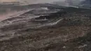 Petugas pemadam kebakaran berusaha memadamkan api di Tempat Pembuangan Akhir (TPA) Jatiwaringin, Kabupaten Tangerang, Banten, Selasa (07/07/2026). (KLY/ Arie Basuki)
