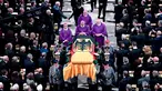 Tentara membawa peti jenazah mantan Kanselir Jerman Helmut Kohl setelah requiem di katedral Speyer, Jerman (1/7). Helmut Kohl, meninggal dunia pada usia 87 tahun. (Arne Dedert / Pool Photo via AP)