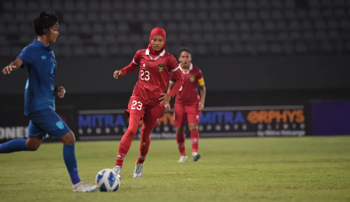 Pesepak bola Timnas putri Indonesia U-19 Ayunda Dwi Anggraini berusaha merebut bola yang dikuasai pesepak bola Timnas Thailand pada pertandingan Semi Final AFF U-19 Women Championship 2023 di Stadion Gelora Sriwijaya Jakabaring (GSJ), Jakabaring Sport City (JSC) Palembang, Sumatera Selatan, Kamis (13/7/2023). (FOTO: Dok. PSSI)