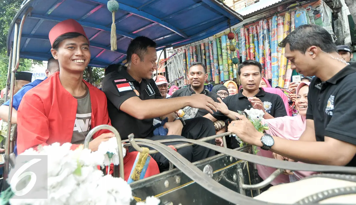 Cagub DKI Jakarta, Agus Harimurti Yudhoyono menaiki delman saat blusukan ke Pasar Sumur Batu, Kemayoran, Jakarta, Senin (28/11). Agus Harimurti Yudhoyono temui warga dan pedagang di Pasar Sumur Batu. (Liputan6.com/Yoppy Renato)