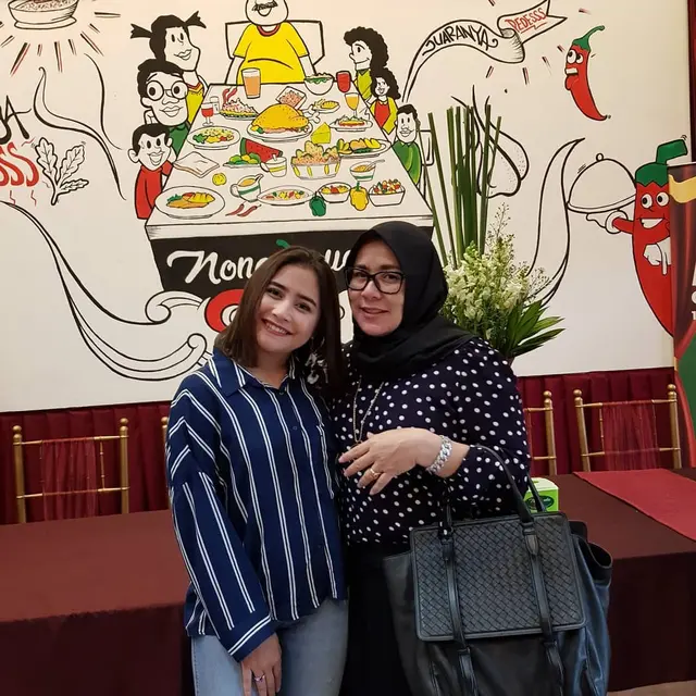 7 Potret Prilly Latuconsina dan Sang Ibunda, Kompak Banget