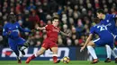 Gelandang Liverpool, Philippe Coutinho, berusaha melewati pemain Chelsea pada laga Premier League di Stadion Anfield, Sabtu(25/11/2017). Kedua tim bermain imbang 1-1. (AFP/Paul Ellis)