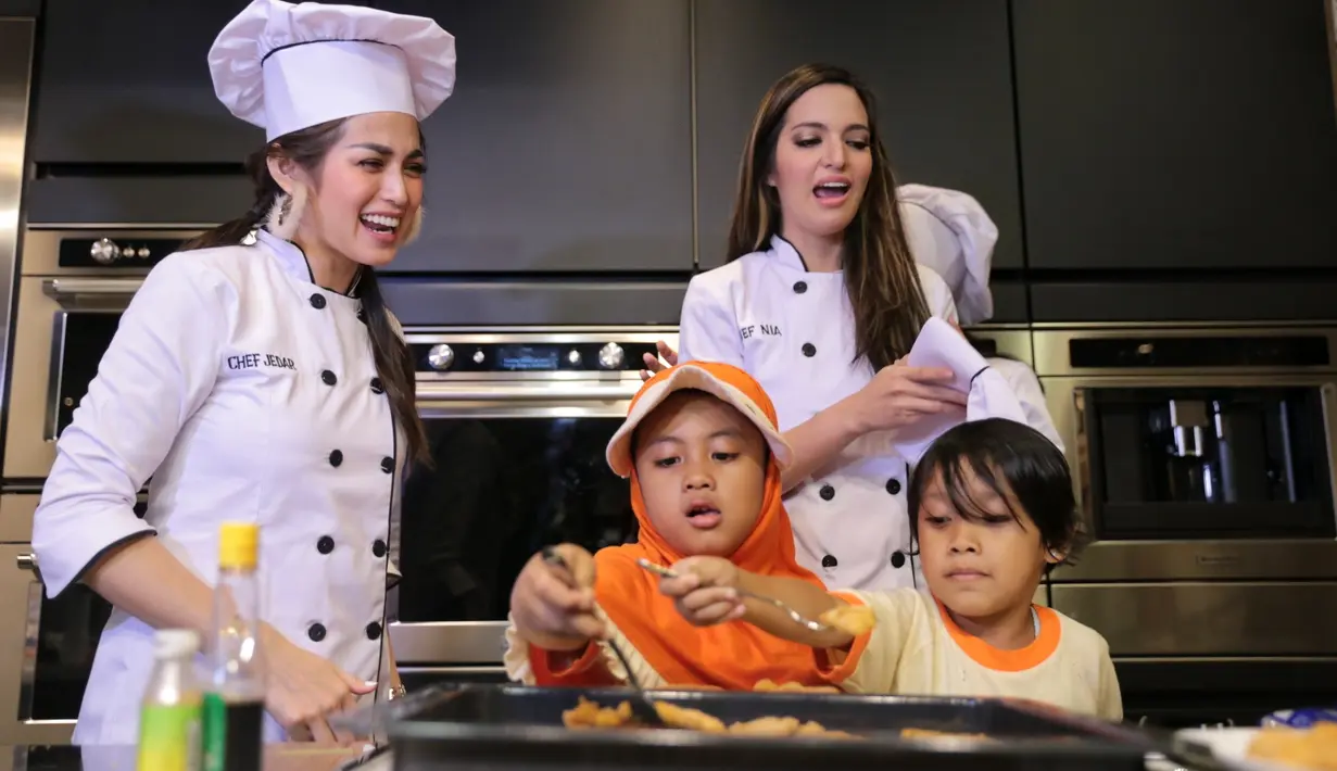 Geng sosialita yang anggotanya beberapa selebriti itu dianggap sering berfoya-foya dan mendatangi klub malam. Beberapa anggota geng tersebut santai saat menanggapi kabar tersebut. (Adrian Putra/Bintang.com)