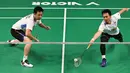 Sempat mengalami kesulitan di awal pertandingan, Mohammad Ahsan/Hendra Setiawan berhasil bangkit dan mengejar ketertinggalan. (Saeed KHAN/AFP)