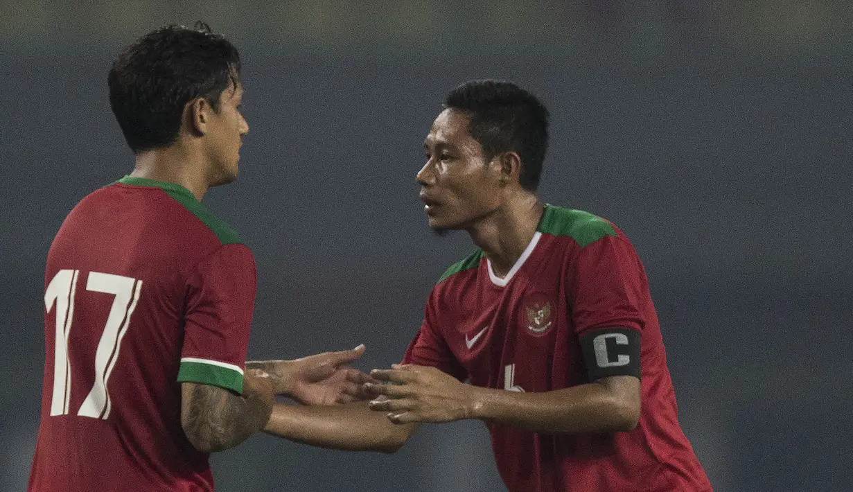 5. Bintang Timnas Indonesia saat di SEA Games lalu, Evan Dimas didapuk sebagai wakil kapten Timnas Indonesia. Gelandang Bhayangkara FC ini menggantikan peran Fachruddin Ariyanto yang ditarik keluar. (Bola.com/Vitalis Yogi Trisna)