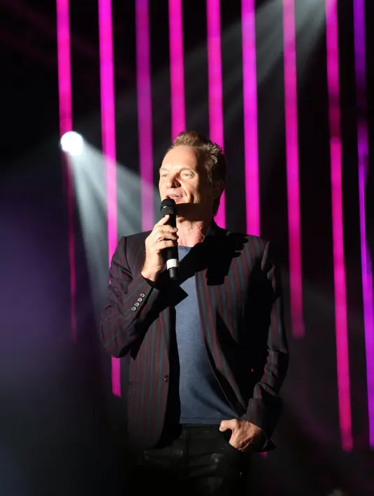 Bintang legendaris ini juga membawakan lagu-lagu hitsnya. Diantaranya 'Message In A Bottle, Roxanne', dan 'Every Breath You Take'. (Andy Masela/Bintang.com)