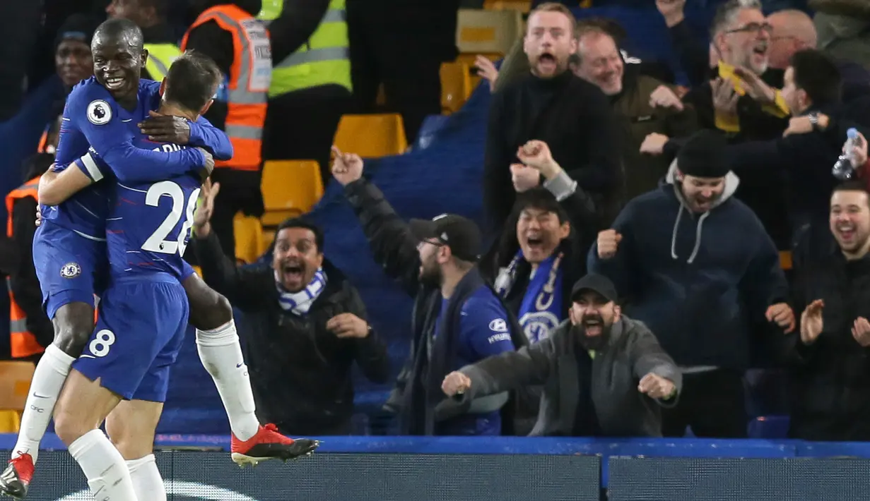 Gelandang Chelsea, Ngolo Kante berselebrasi dengan Cesar Azpilicueta usai mencetak gol ke gawang Manchester City selama pertandingan lanjutan Liga Premier Inggris di Stamford Bridge di London (8/12). Chelsea menang 2-0 atas City. (AP Photo/Tim Ireland)