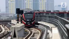 Rangkaian Light Rail Transit atau Lintas Raya Terpadu (LRT) melintas saat uji coba dari Stasiun Harjamukti Depok hingga Stasiun Dukuh Atas di Stasiun Dukuh Atas, Jakarta, Rabu (12/7/2023). Uji coba operasional terbatas LRT Jakarta-Bogor-Depok-Bekasi (Jabodebek) dilakukan mulai hari ini. (merdeka.com/Arie Basuki)