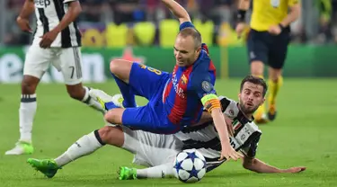 Gelandang Barcelona Andres Iniesta (atas) dihalau gelandang Juventus Miralem Pjanic saat pertandingan leg pertama babak perempat final Liga Champions antara Juventus vs Barcelona di Juventus Stadium, Italia, Rabu (12/4). (AFP PHOTO / GIUSEPPE CACACE)