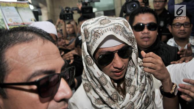 Habib Bahar bin Smith tiba di Gedung Bareskrim Polri Jakarta, Kamis (6/12). Habib Bahar diperiksa sebagai saksi terlapor terkait kasus video ceramah yang diduga menghina Presiden Jokowi dan viral di media sosial. (Merdeka.com/ Iqbal S. Nugroho)