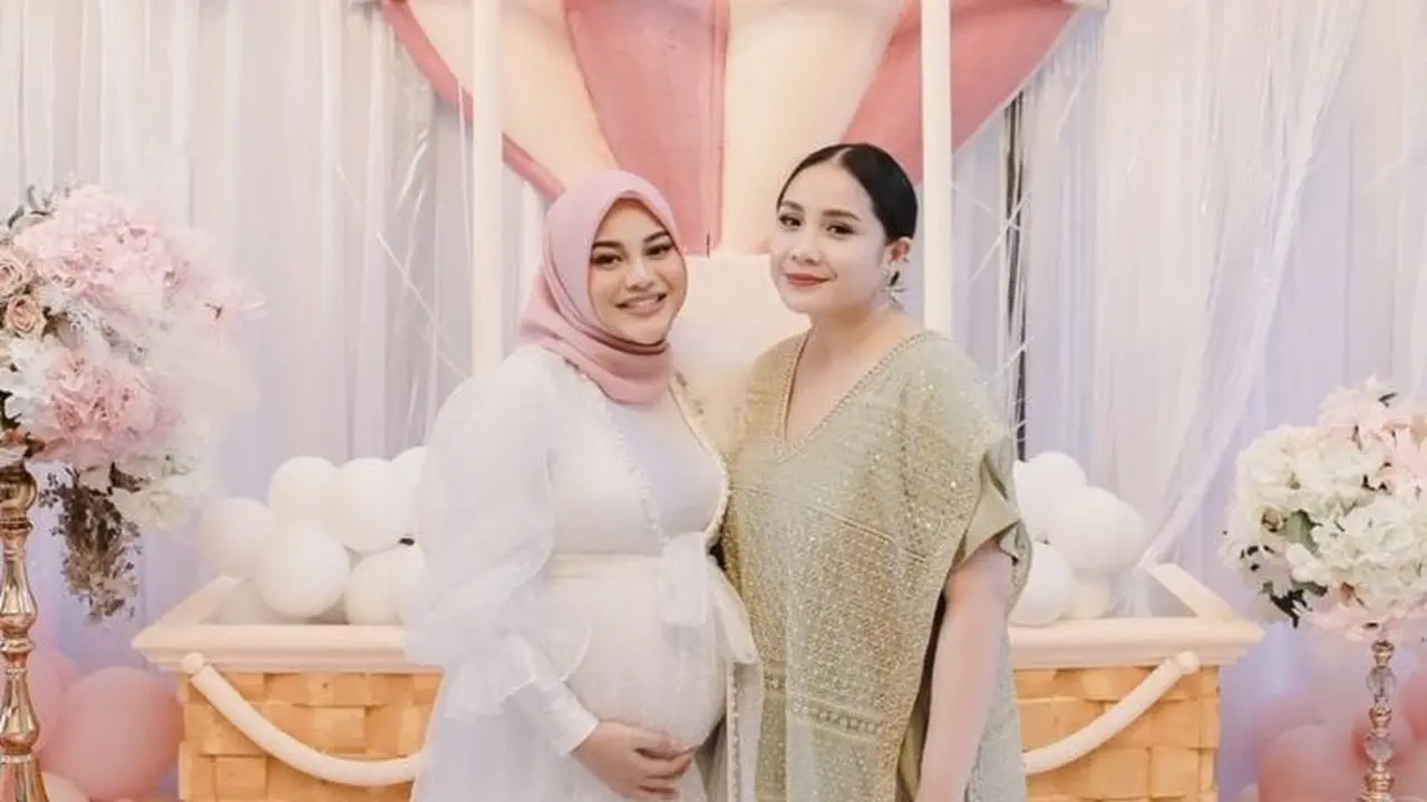 Sandal Nagita Slavina Seharga Lebih dari UMR Jakarta saat dikenakan di Bridal Shower Aurel Hermansyah