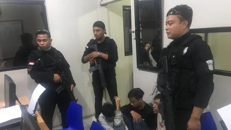 Tim Pemburu Preman (TPP) Polres Metro Jakarta Barat menangkap tiga pelajar yang hendak tawuran. (Liputan6.com/Ady Anugrahadi)