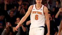 Forward New York Knicks, Kristaps Porzingis, tampil cemerlang pada NBA awal 2017-2018. (AFP/ELSA)