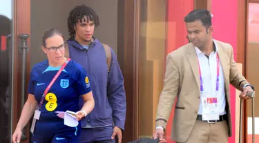 Bek Inggris, Trent Alexander-Arnold (tengah) meninggalkan hotel tim di Doha (11/12/2022). Timnas Inggris langsung meninggalkan Qatar usai tersingkir di gelaran Piala Dunia 2022, Minggu (11/12/2022). Kekalahan 1-2 atas Prancis di babak perempat final menghentikan langkah Inggris  di Piala Dunia 2022.  (AFP/Paul Ellis)