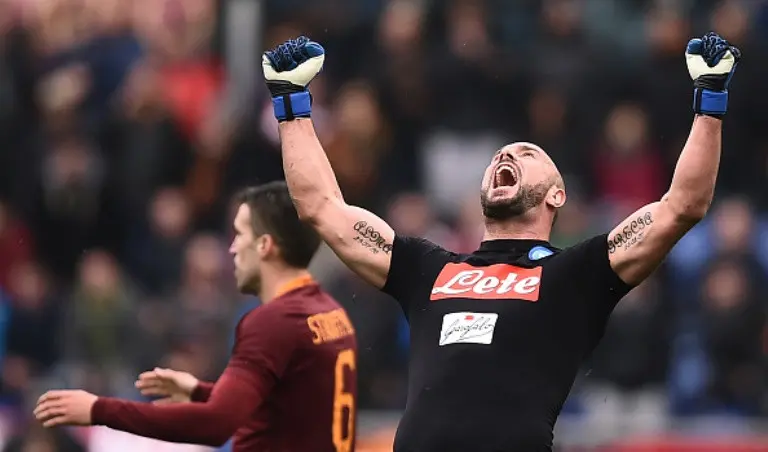 Pepe Reina masih menjadi andalan Napoli di bawah mistar gawang. (AFP/Filippo Monteforte)