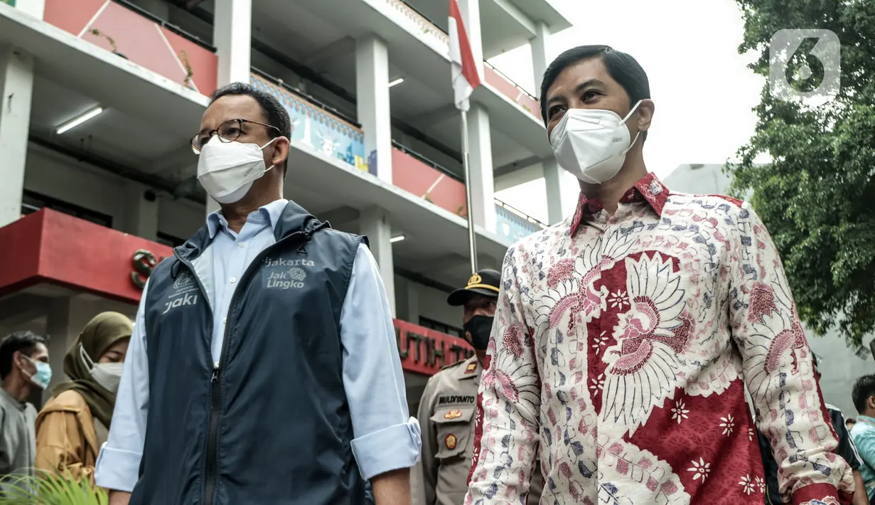 Gubernur DKI Jakarta Anies Baswedan (kiri) didampingi Wakil Menteri Kesehatan Dante Saksono Harbuwono saat meninjau hari pertama pelaksanaan vaksinasi COVID-19 untuk anak 6-11 tahun di SDN Cempaka Putih Timur 03 Pagi, Jakarta, Selasa (14/12/2021). (merdeka.com/Iqbal S. Nugroho)