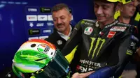 Pembalap Monster Energy Yamaha Valentino Rossi mengagumi helm untuk MotoGP Italia 2019. (Twitter)