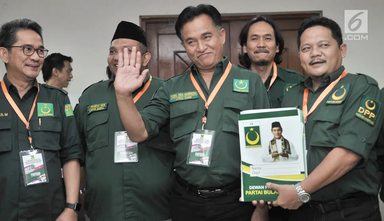    Ketua Umum Partai Bulan Bintang (PBB) Yusril Izha Mahendra tiba untuk menyerahkan berkas bakal caleg di Gedung KPU, Jakarta, Selasa (17/7). PBB daftarkan 490 bakal caleg. (Merdeka.com/Iqbal S Nugroho)