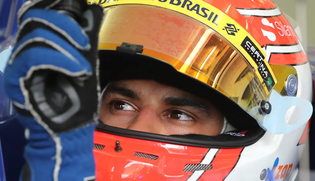 Felipe Nasr sedang mempersiapkan diri jelang latihan bebas pertama di Sirkuit Internasional Bahrain, Jumat (17/4/2015). (AP Photo/Kamran Jebreili)
